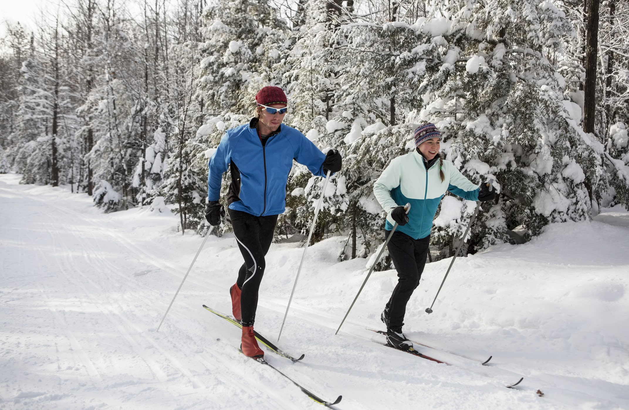 couple snow skiing in michigan couple snow skiing in michigan